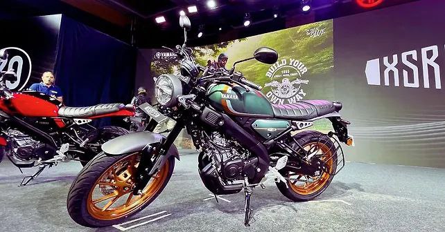 XSR 155 side profile showing round LED headlight and teardrop fuel tank